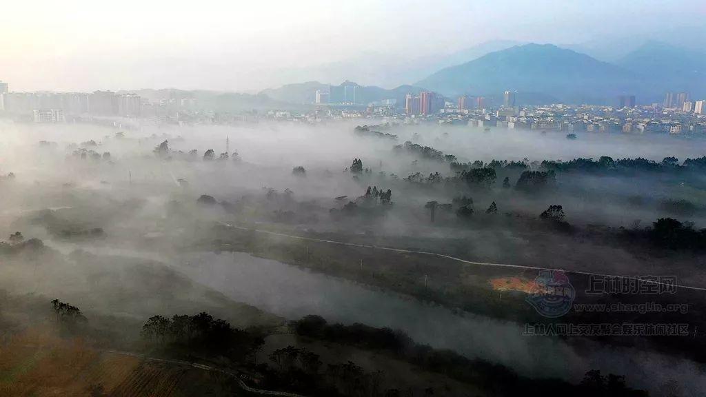 逃离昏暗下的小村