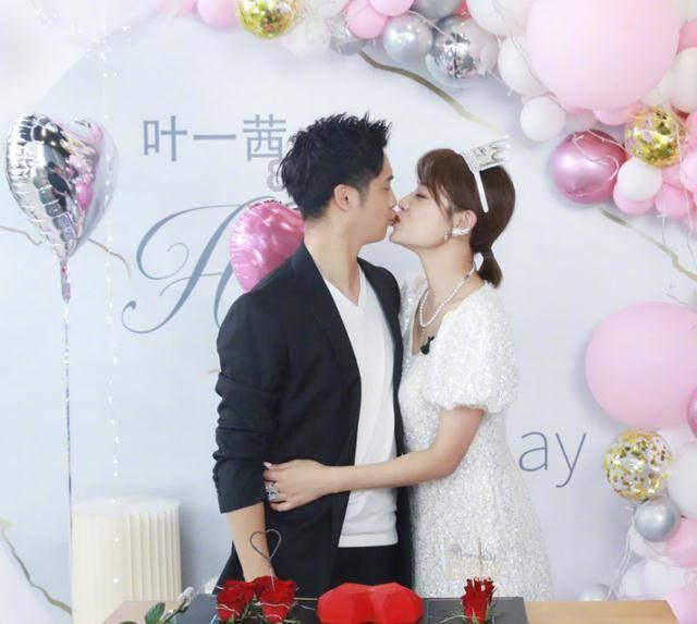 无限翻滚小球