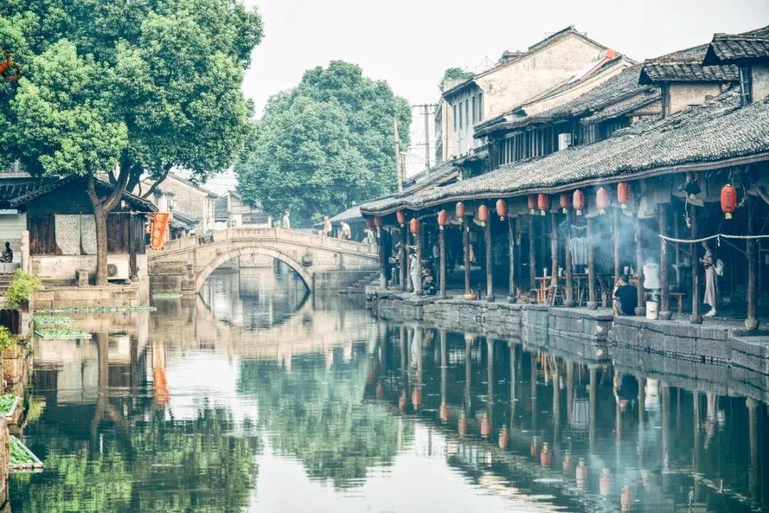 四婚迎娶“小娇妻”，他是伦敦最酷的华裔，靠“吃”打出一片天下